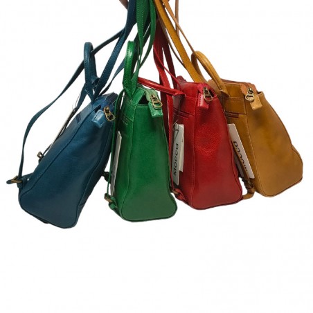 Plusieurs sac à dos vue de côté. Couleur bleu, vert, rouge et jaune
