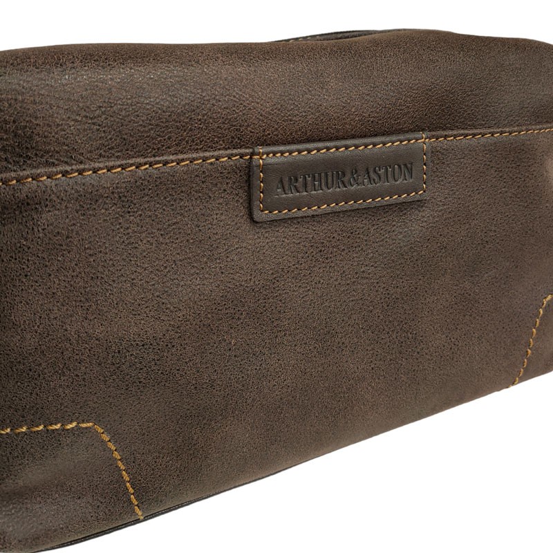 Trousse de toilette souple arthur&aston détail marque
