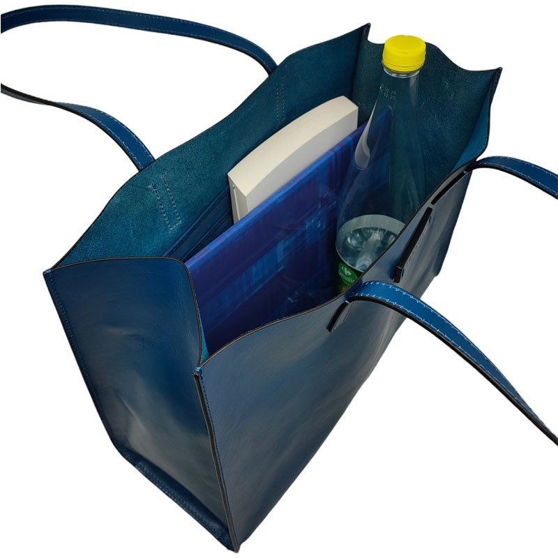 Sac shopping bleu vue sur l’intérieur avec objets dedans