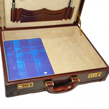 Attaché-case en cuir Time Resistance marron ouvert avec cahier