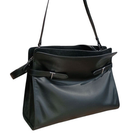Le Tanneur sac Emilie XL porté épaule noir vue de face Le Tanneur sac Emilie XL porté épaule noir vue de face