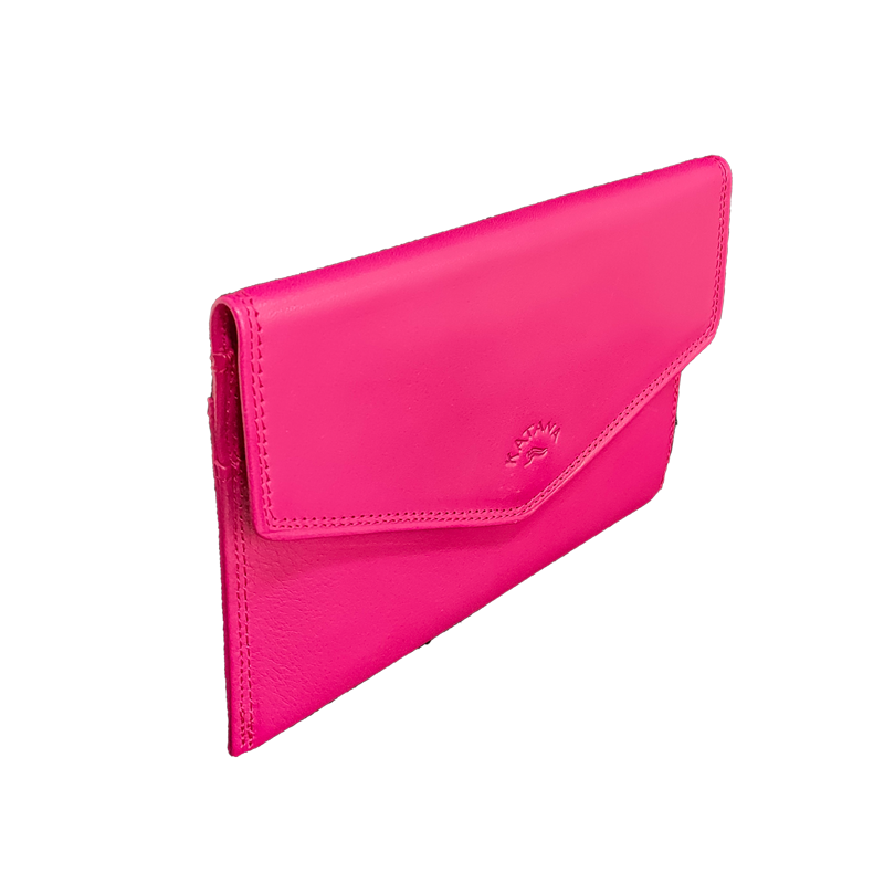 Etui papier voiture en cuir forme enveloppe fine detail